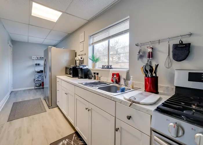 Apartment Balcony & Workspace! 5 Mi To Dtwn Pittsburgh