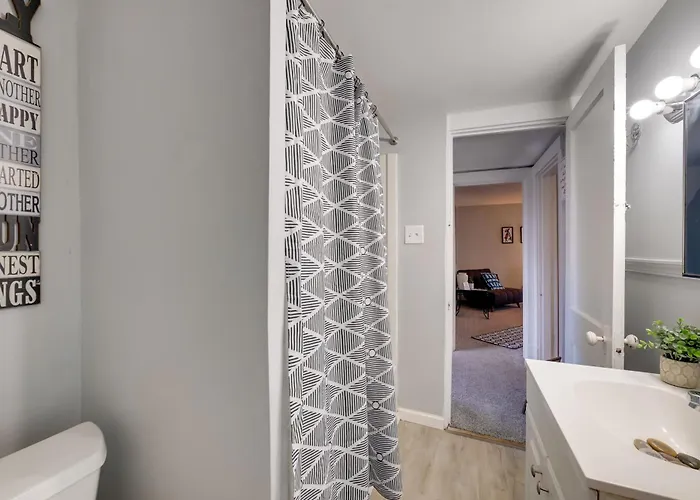 Balcony & Workspace! 5 Mi To Dtwn Apartment *
