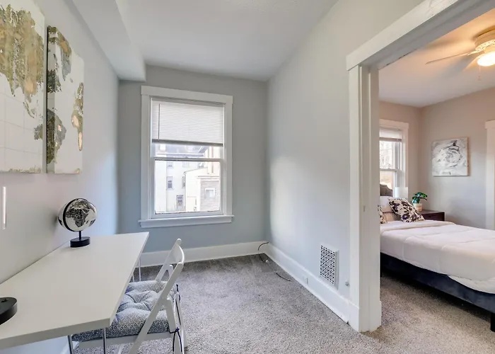 Apartment Balcony & Workspace! 5 Mi To Dtwn