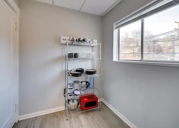 Balcony & Workspace! 5 Mi To Dtwn Apartment *